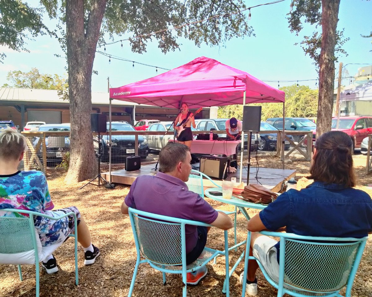 thegalleryatx's tweet image. Feelin' alllll the FALL vibes at our Art in ATX: Fall Market this past weekend! ⁠
⁠
📲 Swipe to see our talented vendors' autumn-themed artwork, live performances at the @batchatx stage, and happy customers!

#TheGalleryATX #ThingsToDoInAustin #ATX