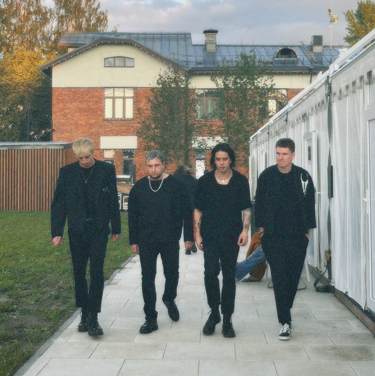 wildwaysband's tweet photo. Бати идут на сцену https://t.co/ha5A0tjKMA