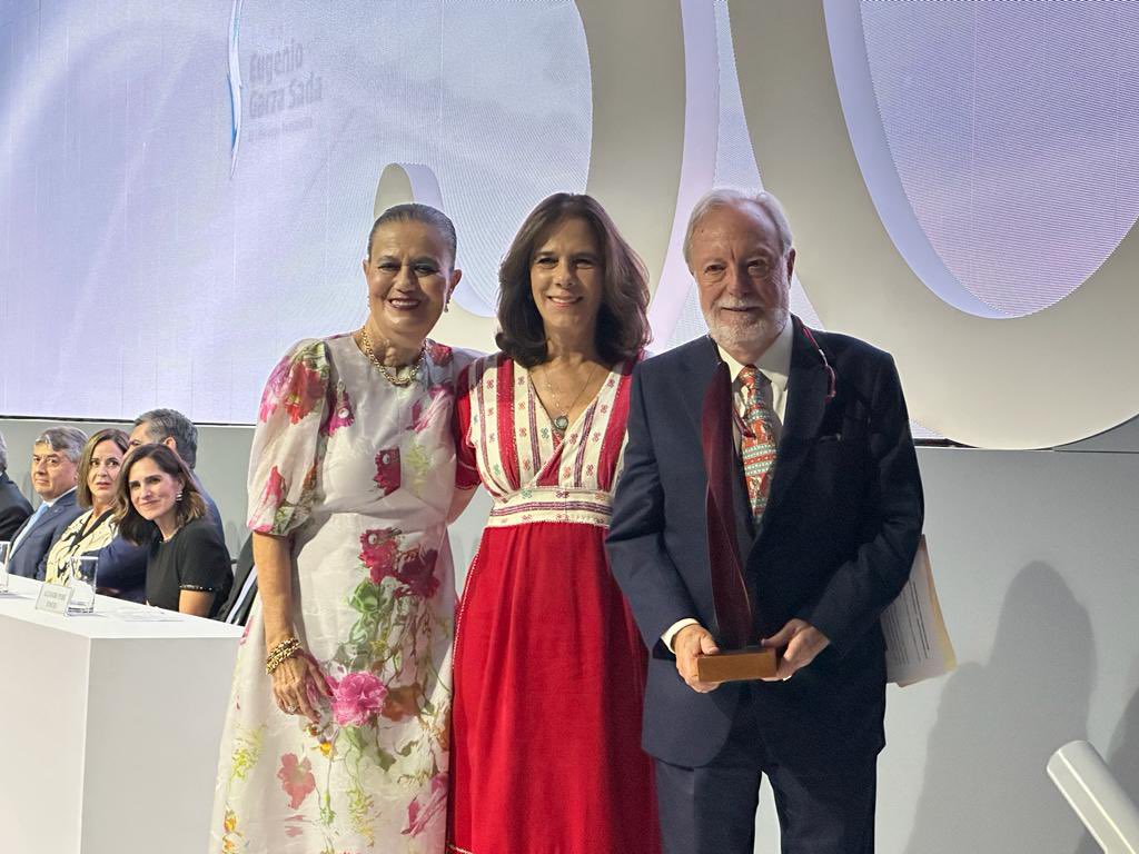 TecdeMonterrey's tweet photo. @FEMSA @PremioEGS @TECcampusMTY En la categoría “Emprendimiento Social”, el Patronato Pro Zona Mazahua es reconocido por su labor de mitigar la falta de oportunidades y la exclusión social en la que viven los pueblos indígenas de México, que ha beneficiado a 300 mil personas.

#80TEC #PremioEGS https://t.co/xqP1oGSh4t