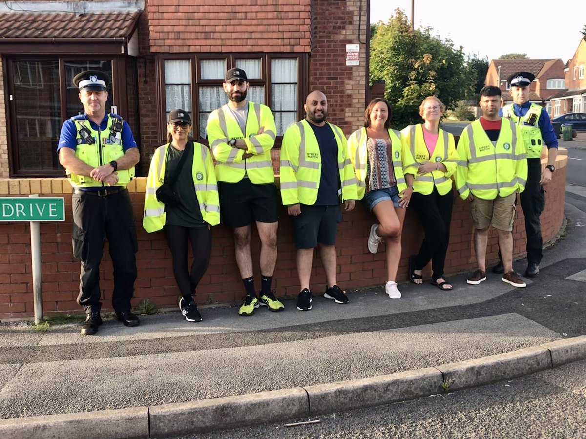 Our dedicated Streetwatch team was again joined by @WestBromwichWMP for another patrol on this lovely evening. Another great turnout and walk! #neighbourhood #community @StreetWatchWM @WMPolice @WestMidsPCC