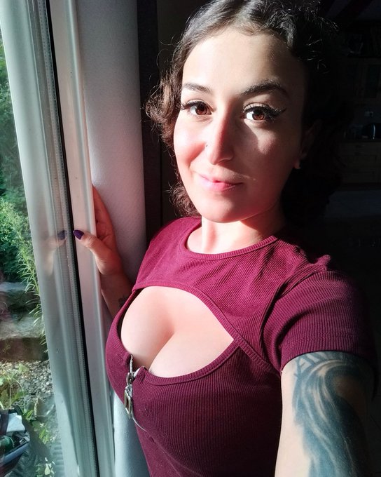 Pour les coquins qui voudraient me r&eacute;server un show priv&eacute;, je peux me lib&eacute;rer demain aprem ou en soir&eacute;e<a href="/tag/gamergirl"class="tags"><span>#gamergirl</span></a><a href="/tag/playwithme"class="tags"><span>#playwithme</span></a><a href="/tag/mym"class="tags"><span>#mym</span></a><a href="/tag/onlyfans"class="tags"><span>#onlyfans</span></a>