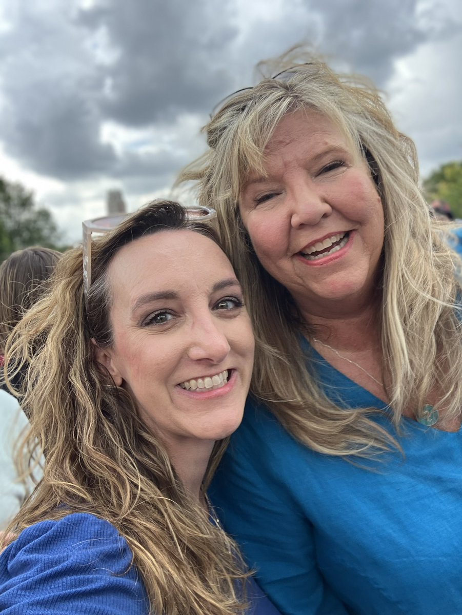 Christen0581's tweet photo. @VoteGloriaJ Standing tall with you, Gloria!! #gloriaforsenate #standingtall #tnthree https://t.co/r5V69yZqa8