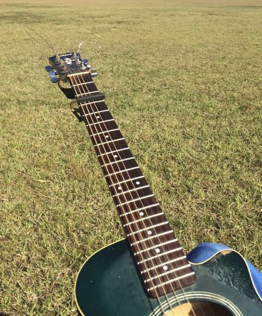 btfJyPBsZCFTR4D's tweet image. 【ブリッジが剥がれた】

使いきった初代(緑)は中国製8000円、これは日本製3000円。

投稿を見た友人が、3代目(NAT)をくれるそうだ。

ちょっと音痴でいいギターじゃないけど、運転席で弾くには重宝のサイズ。
#Yamaha
#APXT