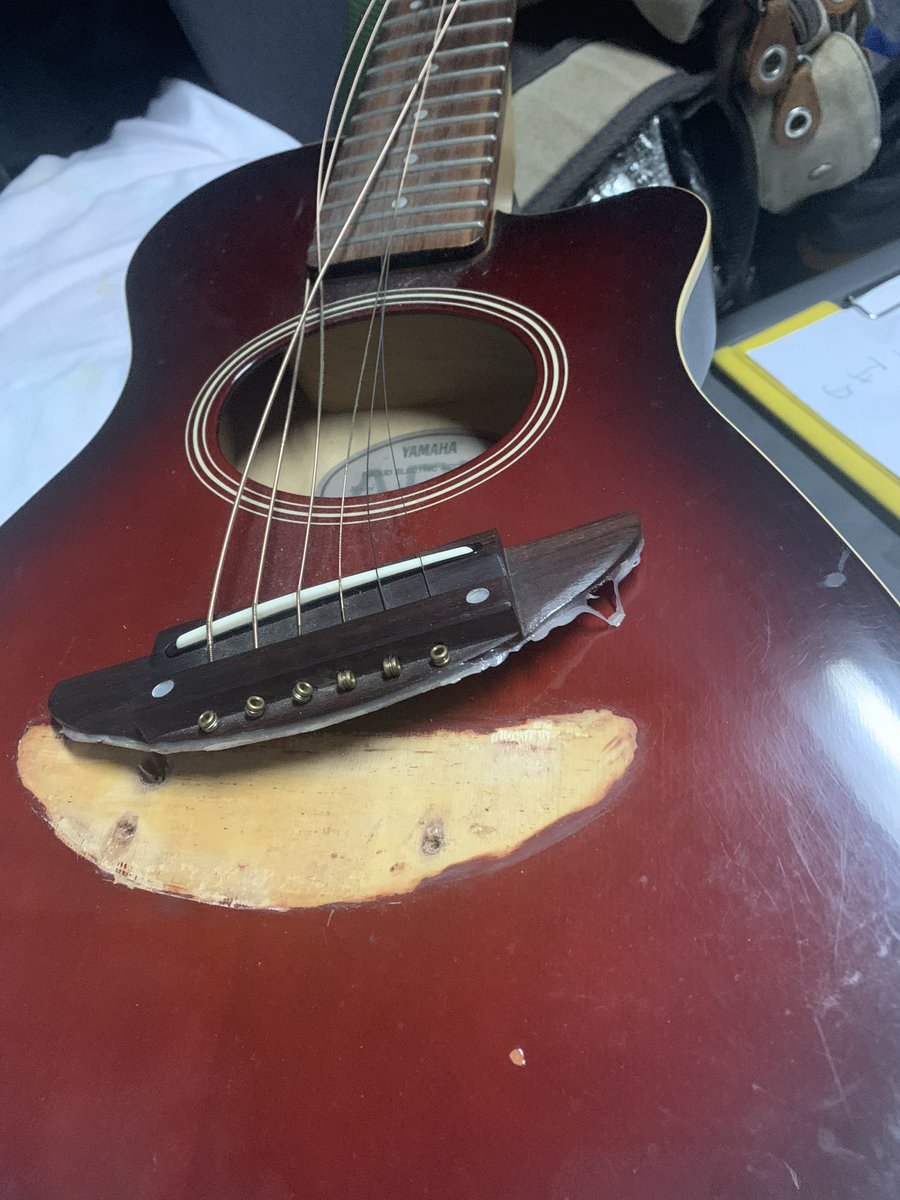 btfJyPBsZCFTR4D's tweet image. 【ブリッジが剥がれた】

使いきった初代(緑)は中国製8000円、これは日本製3000円。

投稿を見た友人が、3代目(NAT)をくれるそうだ。

ちょっと音痴でいいギターじゃないけど、運転席で弾くには重宝のサイズ。
#Yamaha
#APXT