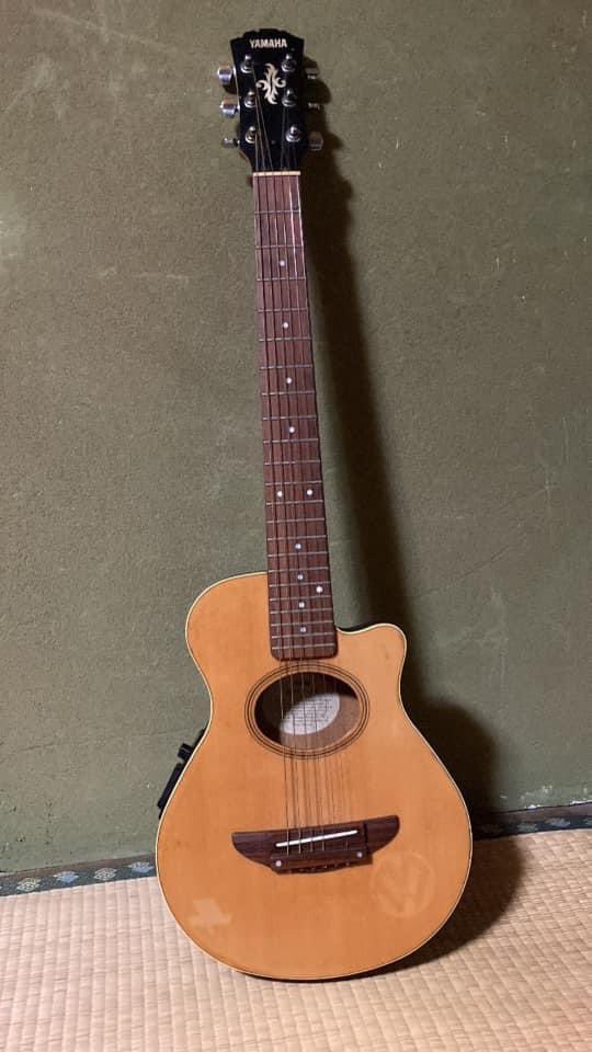 btfJyPBsZCFTR4D's tweet image. 【ブリッジが剥がれた】

使いきった初代(緑)は中国製8000円、これは日本製3000円。

投稿を見た友人が、3代目(NAT)をくれるそうだ。

ちょっと音痴でいいギターじゃないけど、運転席で弾くには重宝のサイズ。
#Yamaha
#APXT