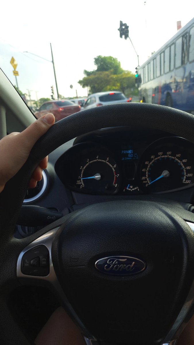 brstFindom's tweet photo. Fui viajar esse final de semana e meu carro tá parecendo uma casa pós festa de adolescente. Eu que não vou limpar 🙄 https://t.co/f92cL5863Q