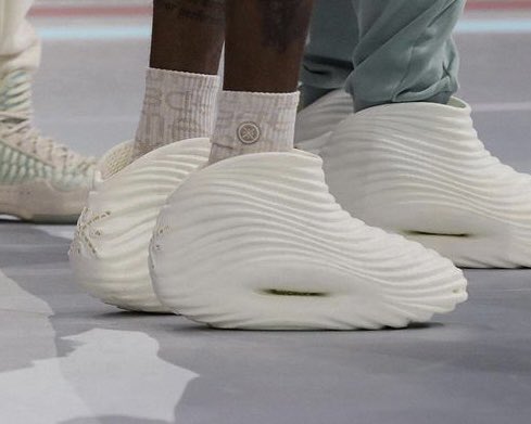 nicekicks's tweet photo. Thoughts on @DwyaneWade’s new shoe 👀 https://t.co/eaMMsIYAmA