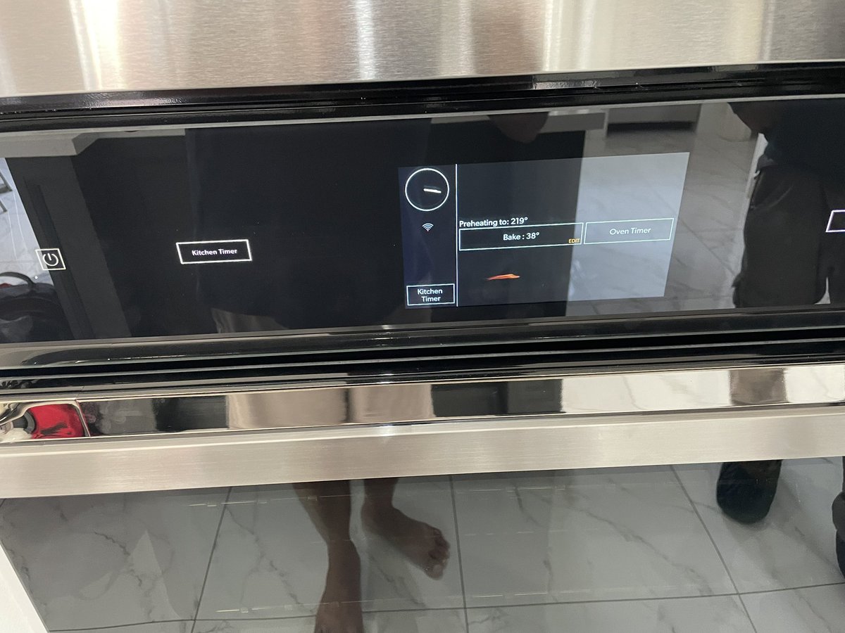 Tweetpinkesh975's tweet photo. @Whirlpool_CA This is the brand new oven I received &amp; getting in to one problem after another. https://t.co/gOchlhiI2P