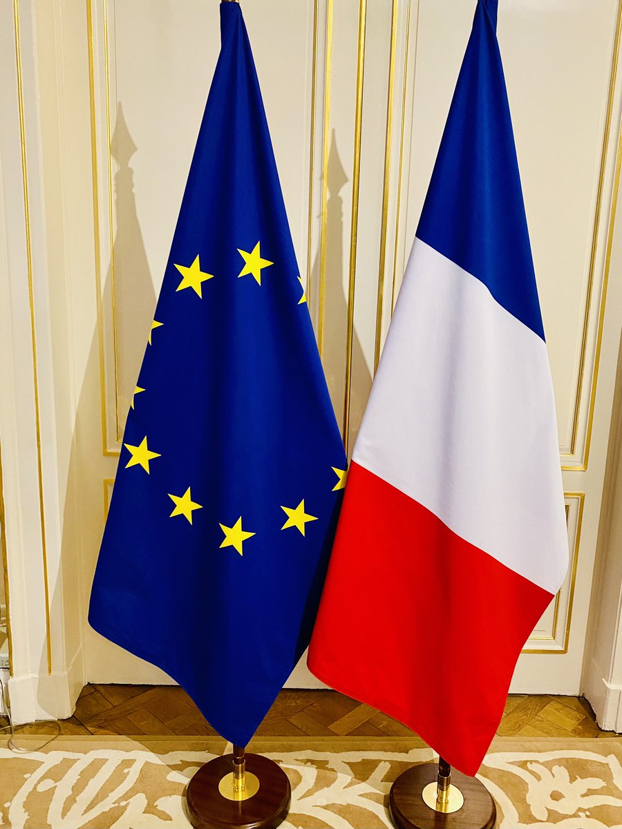 EmmanuelPierrat's tweet photo. 1/4) J’ai retrouvé ce soir avec grand plaisir mon comparse Hervé Vilard dans les beaux salons de la rue de Valois pour la remise à la comédienne Catherine Jacob des insignes de Commandeur dans l’Ordre des Arts et Lettres. La ministre de la Culture officiait, en personne et je l’ai écoutée à nouveau attentivement…