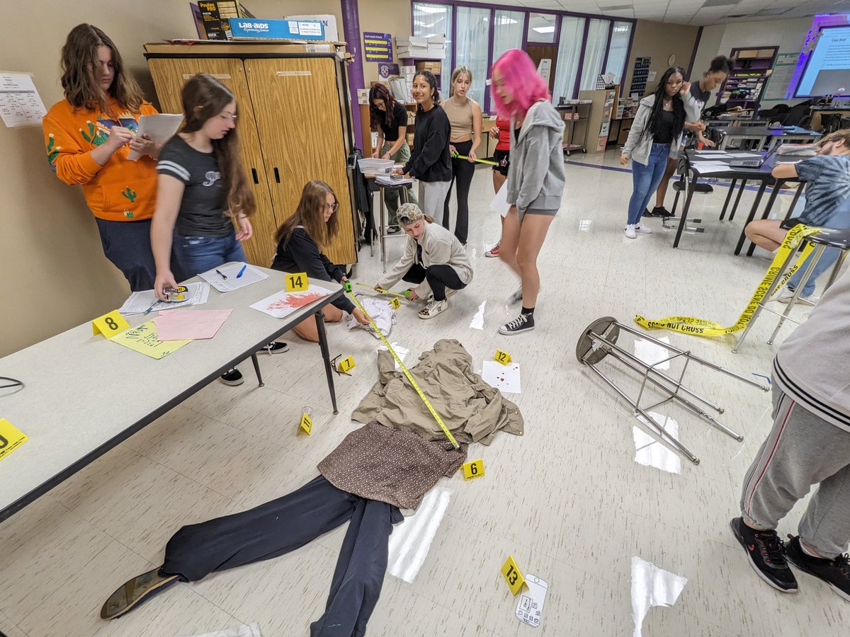Kangsci's tweet photo. @PLTWorg #PBS Ss working on analyzing the crime scene @BeltonAcademies @BeltonSchools #proud2bpirates https://t.co/mf0AQZUReX