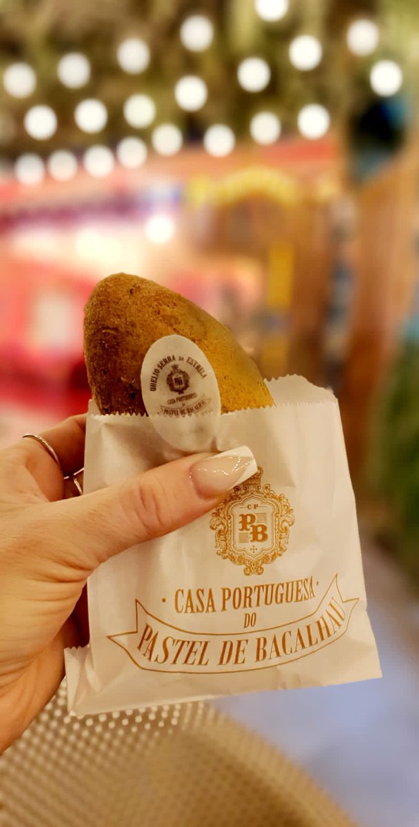 ivancp25's tweet photo. Imposible no probar el famoso #PasteldeBacalhau #PastelDeBacallau o #PastelDeBacalao de #Portugal 🇵🇹 a nuestro paso por #Cascais. Está exquisito. 05-09-23
#CocinaPortuguesa 🇵🇹
#PlatosPortugueses 🇵🇹 #GastronomíaTradicional 🇵🇹
#CodFishCake 🐡 😋 👌 https://t.co/6WPcnKvUSt