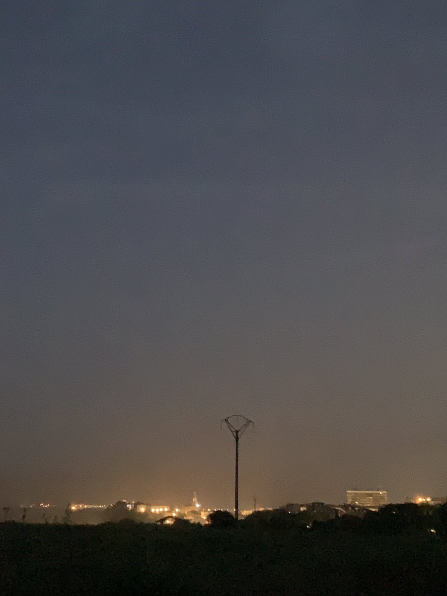 CandelaC14's tweet photo. ¿ves aquellas luces de allá a lo lejos?
ese es el lugar desde donde siempre vengo

allá, allá, a lo lejos, siempre a un golpe de alargar el brazo https://t.co/nXzcWmIts7