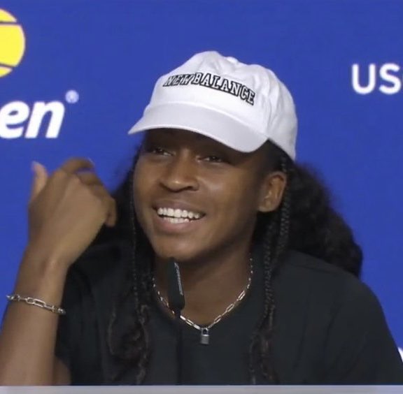 TheTennisLetter's tweet photo. Coco Gauff couldn’t watch Iga Swiatek &amp; Ostapenko because her hotel has Spectrum: 

“I’m not gonna get into that.. but we can’t watch ESPN at our hotel. I saw the scoreline. I didn’t see the match.” 😂

Tennis players… they’re just like us. https://t.co/4FFFKf7yID