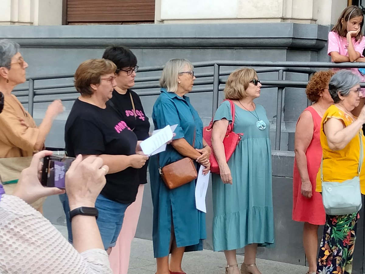 asocsomosmas's tweet photo. Un martes concentrándonos contra las violencias machistas, con las mujeres Comisión de la Mujer -  Fabz 

#BastaYa #SeAcabo #ViolenciaMachista #somosmas #ContigoSomosMas https://t.co/HmssajOJKv