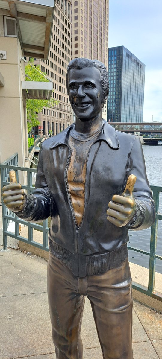DRoseTV's tweet photo. Ruh Roh @hwinkler4real #BronzeFonz @visitmilwaukee  @WISN12News https://t.co/UJL6nAAq1T