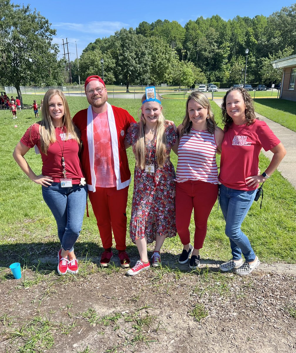 cfescolts's tweet photo. Color Days have officially begun at the Farm! Our kindergarten family was rocking their RED today!❤️🎈❣️❗️ #colordays #colorRed #kindergarten @JoshRingling @anne_bianchi @DooleyDoes @vbschools https://t.co/yDU9zTXBUY