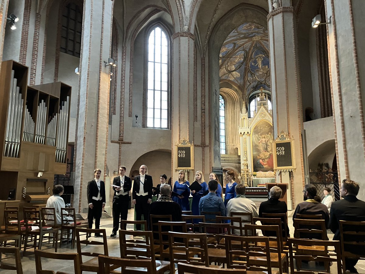 Turun yliopiston akateeminen vuosi avattiin sekä karnevaalilla, kirkonmenoilla että yliopistonmäen avajaisjuhlilla. Korkeakoulutus antaa tulevaisuuden turvaa ja toivoa. Onnea nuorille❤️ #turunyliopisto