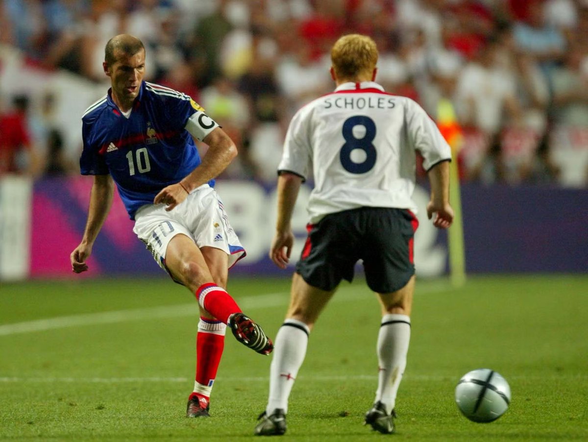 MadridXtra's tweet photo. ‘How good was Zinedine Zidane?’ 

🗣️ Paul Scholes: “One of the best to play the game. People don’t give him credit for what an athlete he was. He was silky, big, strong… he could control the ball with either foot, pass, score. He could do absolutely everything as a midfield player.” @FIVEUK