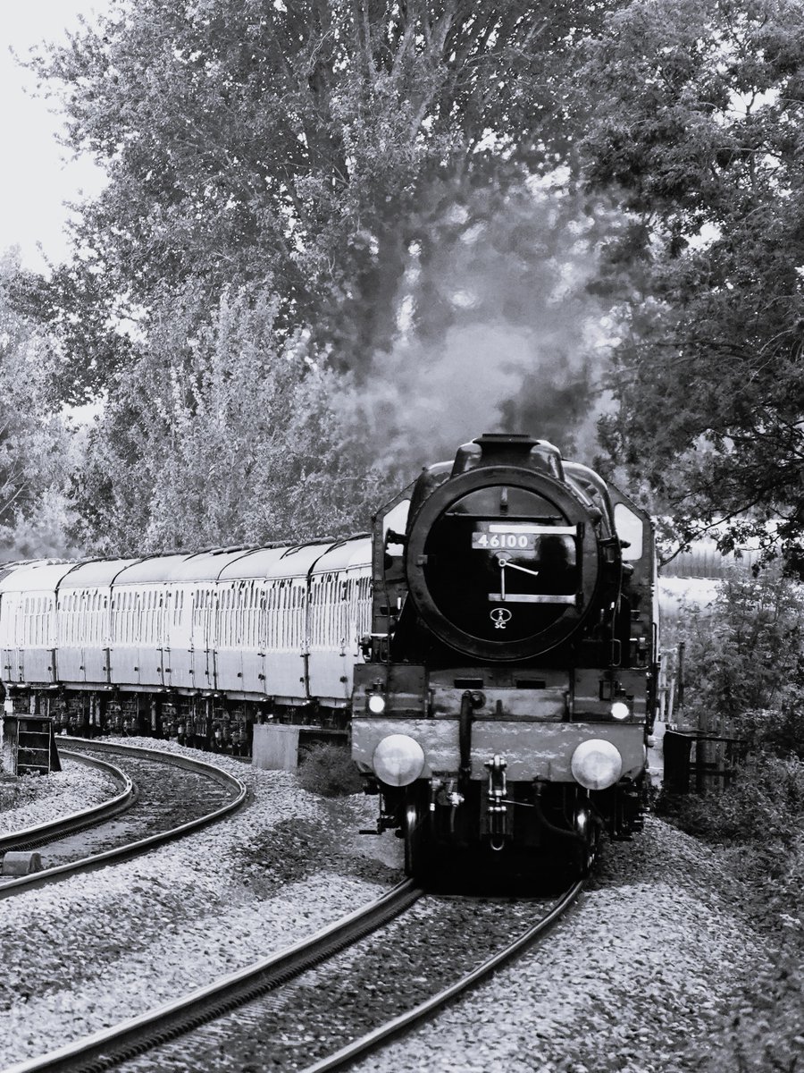 #steam #steamtrain #photography #blackandwhitephotography #blackandwhitephoto 
Royalscot 46100
