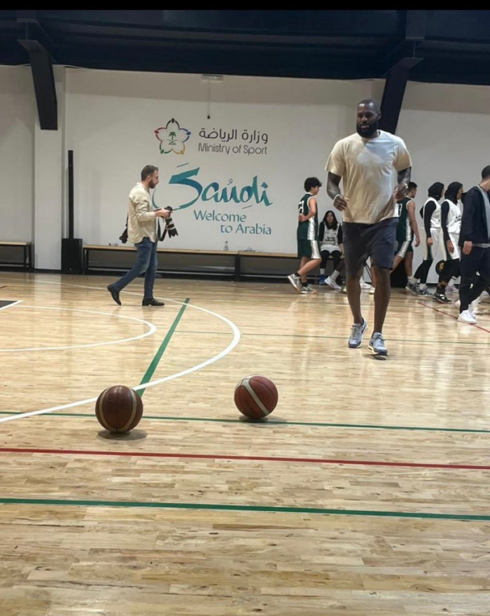 👀 | LeBron James Suudi Arabistan'ın başkenti olan Riyadh'a gitti ve orda basketbol oynuyor! #LeBronJames