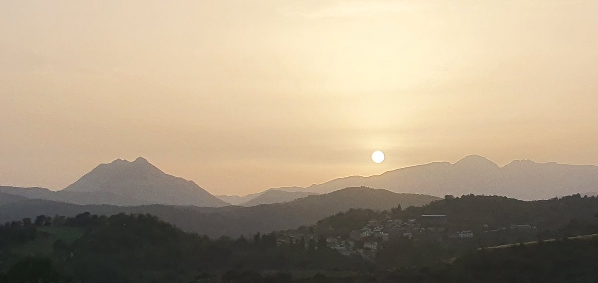 Instantes de #atardecer desde #Neril 
<a href="/PuntoPirineos/">Punto Pirineos</a> <a href="/eltiempo_atv/">Aragón TV El Tiempo</a> <a href="/meteo_aragon/">Meteo Aragón</a> @MeteoMauri <a href="/tiempobrasero/">Tutiempo</a>