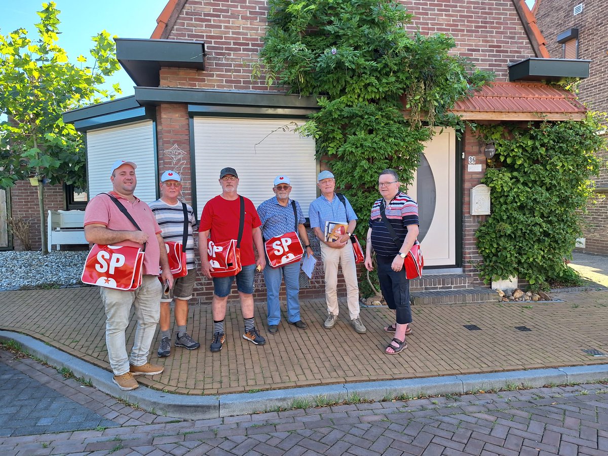 robert_limbach's tweet image. Vandaag vanaf 17.00uur tot 18.30 uur de wijk Lauradorp in de Gemeente Landgraaf bezocht door leden van SP-Afd. LANDGRAAF.
#SPLandgraaf #terughaalactie #Prinsjesdagprotest #17september #meldjeaanopprinsjesdagprotest #kostenomlaag #Lauradorp