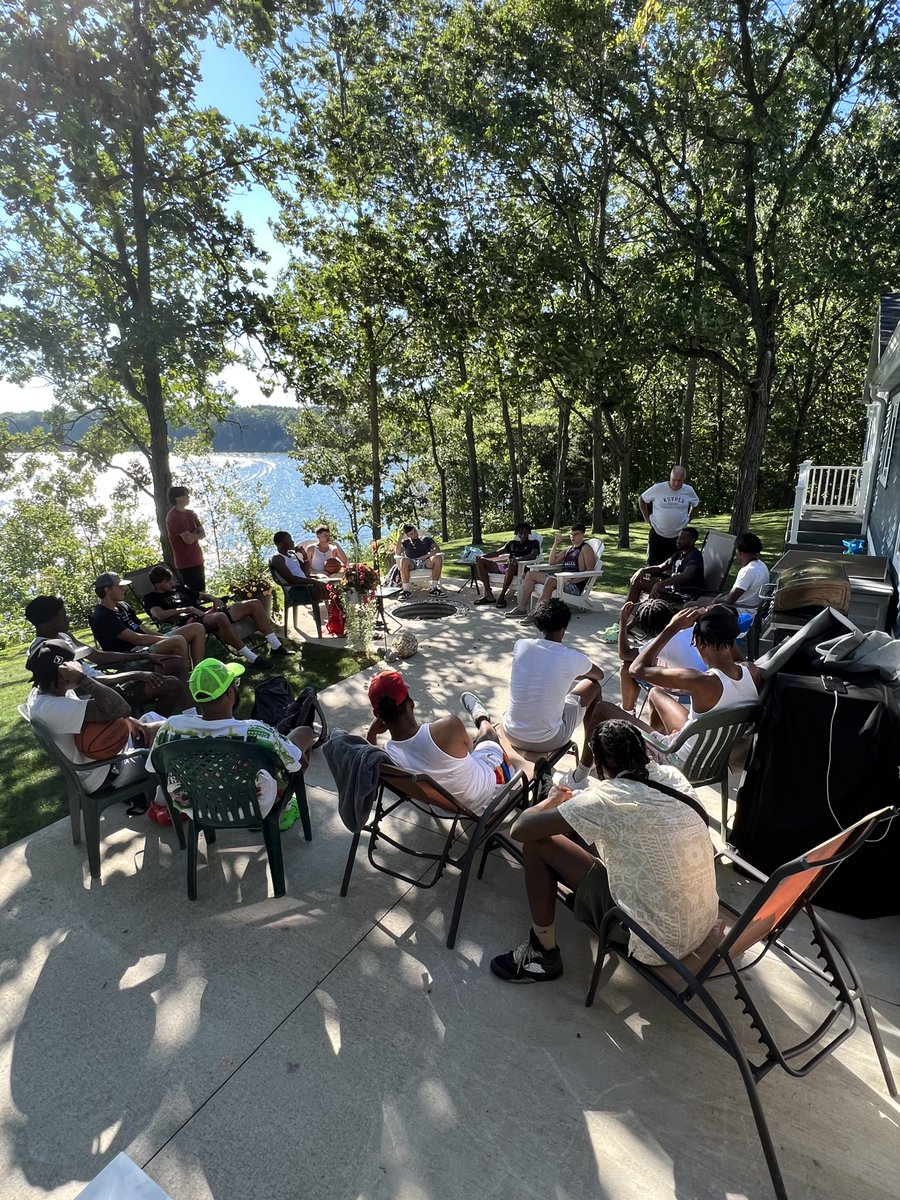 Thanks to Coach Bailey for having the team out to his house for the kick-off gathering! Season is around the corner! 

🔗: kuypercougars.com/news/2023/9/5/…

#GoCougars