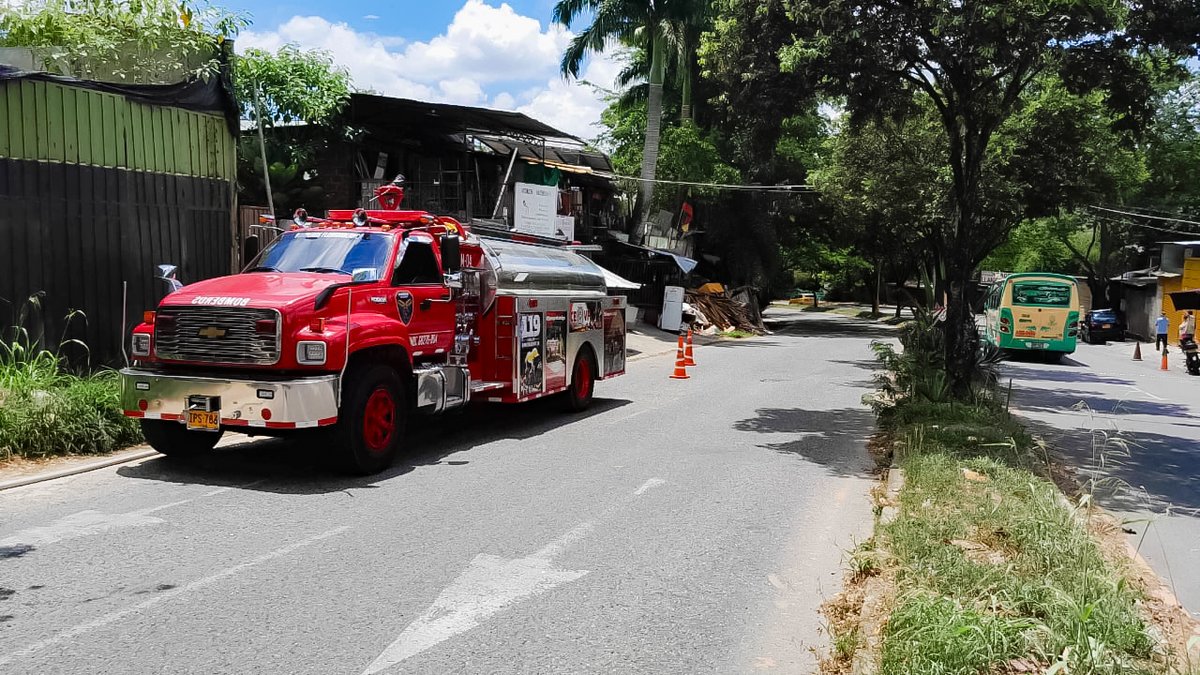 floridabomberos's tweet photo. Con #reacción oportuna, #unidadesbomberiles del #CBVF controlaron el #incendio en #coberturavegetal sobre la #transversal #oriental, cerca al #barrio #ElCarmen de #Floridablanca.

La #deflagración consumió cerca de 1500 mts.² de #vegetación, sin afectar a las #viviendas aledañas. https://t.co/HhdC4ui8Eq
