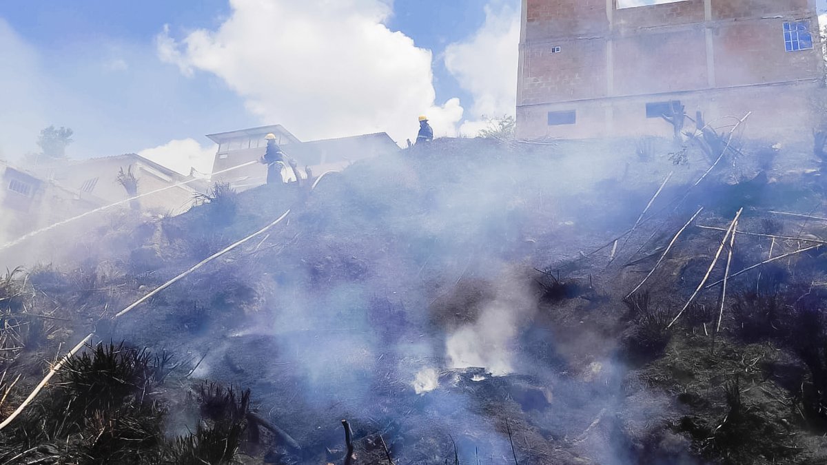 floridabomberos's tweet photo. Con #reacción oportuna, #unidadesbomberiles del #CBVF controlaron el #incendio en #coberturavegetal sobre la #transversal #oriental, cerca al #barrio #ElCarmen de #Floridablanca.

La #deflagración consumió cerca de 1500 mts.² de #vegetación, sin afectar a las #viviendas aledañas. https://t.co/HhdC4ui8Eq