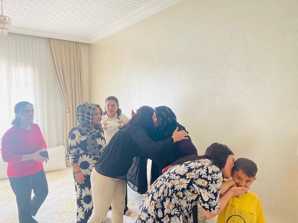 HDP, DBP, Yeşil Sol Parti ilçe örgütlerimiz ve milletvekilimiz <a href="/newroz_uysal/">Newroz Uysal Aslan</a> ile birlikte Cizre 9 günlük ablukada katledilen vatandaşlarımızın ailelerini ziyaret ettik.