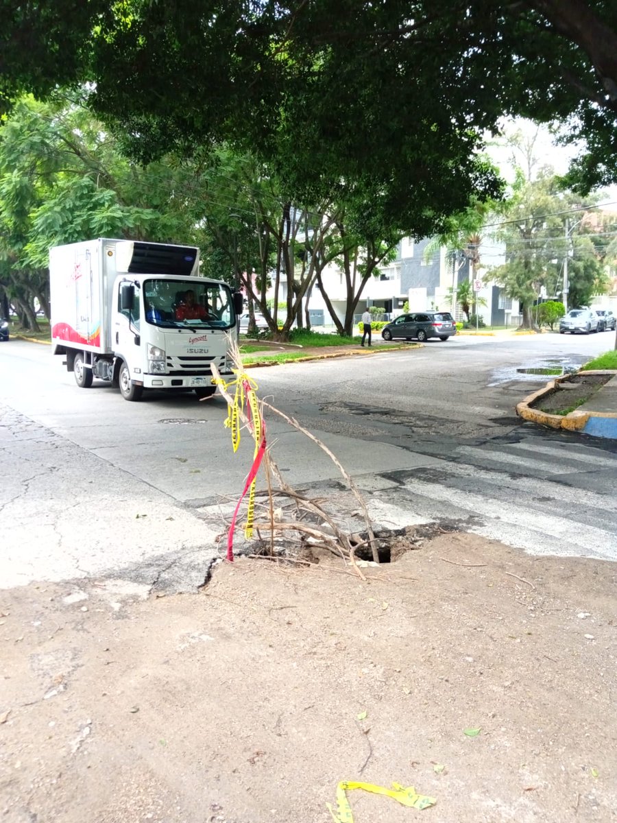 GdlYaya's tweet photo. El socavón no lo rellenaron bien @siapagdl, esta hueco bajo el pavimento y se volvió abrir en Montevideo y Bogotá. https://t.co/9D9ywFNanA