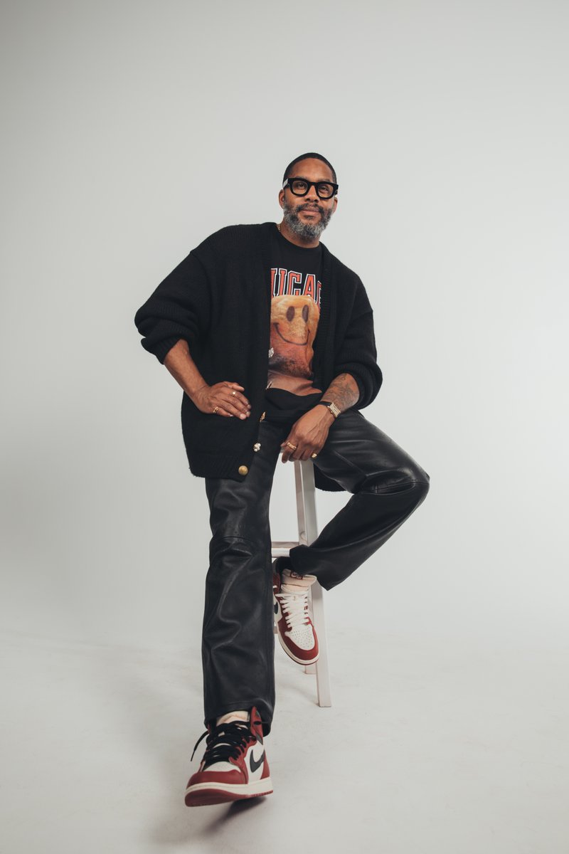 Portland native/author Mitchell Jackson is, well, kind of a big deal, and the Pulitzer Prize winner has a new big book out, "Fly: The Big Book of Basketball Fashion." Journey through the years of NBA players sporting awesome clothing ensembles. Story here:
portlandtribune.com/lifestyle/bits…