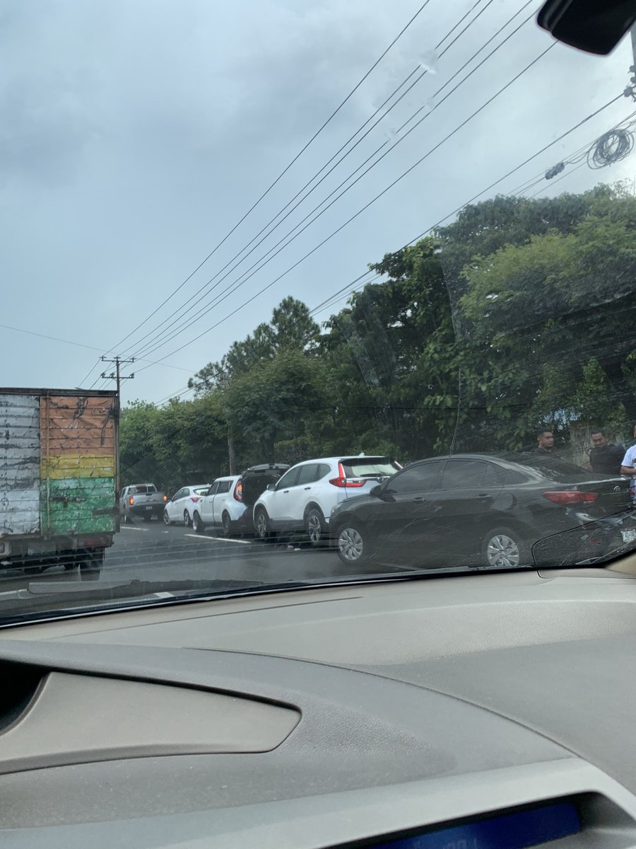gabyzelaya98's tweet photo. Accidente en carretera Comalapa en dirección al paso del Jaguar -#TraficoSV https://t.co/1pL1aQikhg