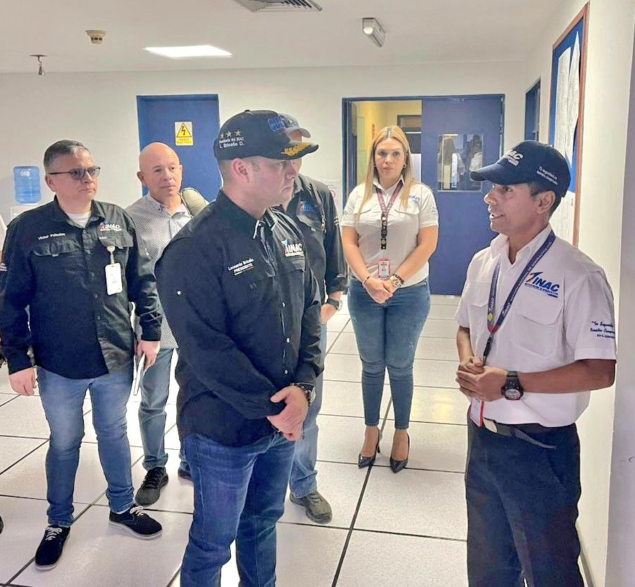 inac_ve's tweet photo. Pdte #INAC Cnel Leonardo Briceño Dudamel, realizó recorrido por las instalaciones de los Servicios a la Navegación Aérea, con el objetivo de conocer a la fuerza laboral que hace vida en los #SNA y evaluar los avances en materia de comunicaciones, tránsito aéreo, entre otras áreas https://t.co/U6UqJWtIGD