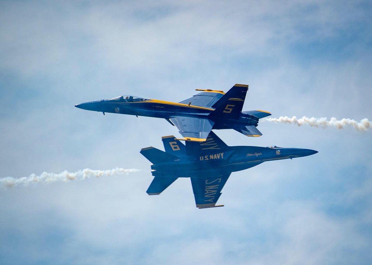 The @USNavy @BlueAngels performed at the @CIASToronto 🇨🇦 🍁 September 2-4! Next, they will be performing at the @OceanaAirShow, at @nas_oceana, Va., September 16-17. @USMC, @CNATRA, @COMNAVAIRLANT11, @NAE_Readiness, @CNRNW #flynavy, #flymarines