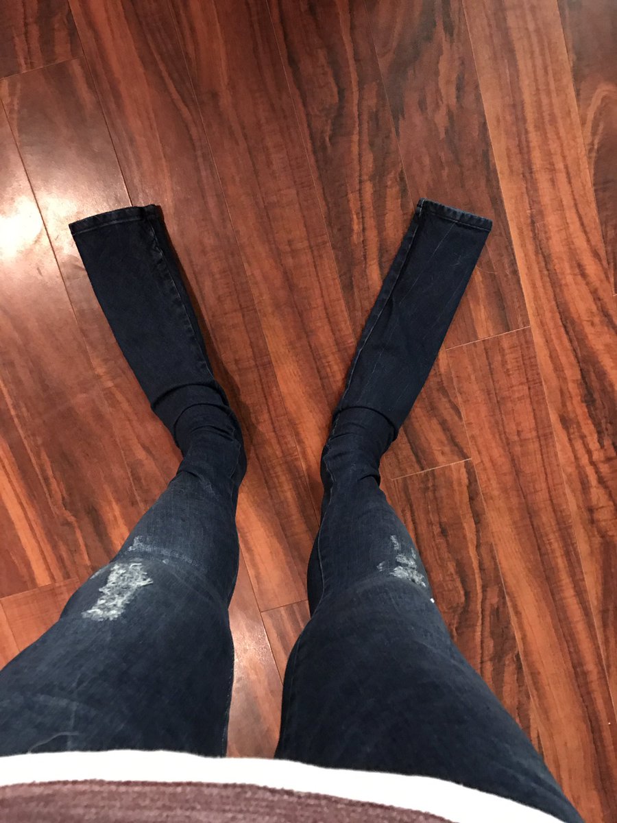 innerpres's tweet photo. @mariisa_v sorry bestie i just couldn’t help but notice they were 8 inches longer than your legs and dragging the ground like this https://t.co/aVRNd2sRsx
