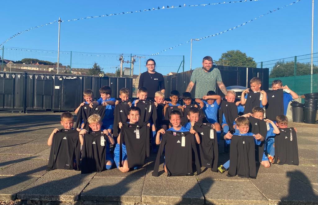 On the warmest day of the year Coach Bobby and his wife Louise present new Adidas under armour to every player for the cold winter months ahead. Another fabulous gesture and much appreciated by everyone connected with our team ❤️
