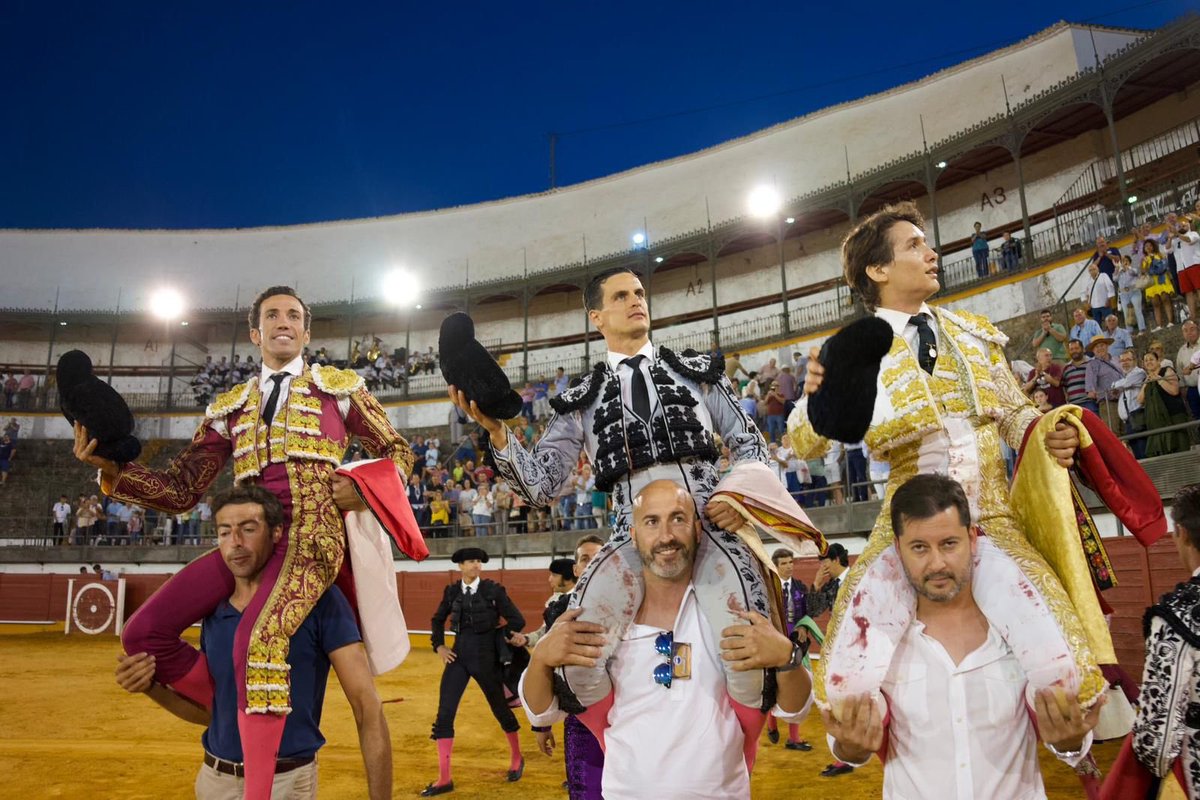 Nuevo triunfo y otra salida a hombros del mexicano Arturo Gilio, hace unos minutos en Priego de Córdoba, al sur de España.