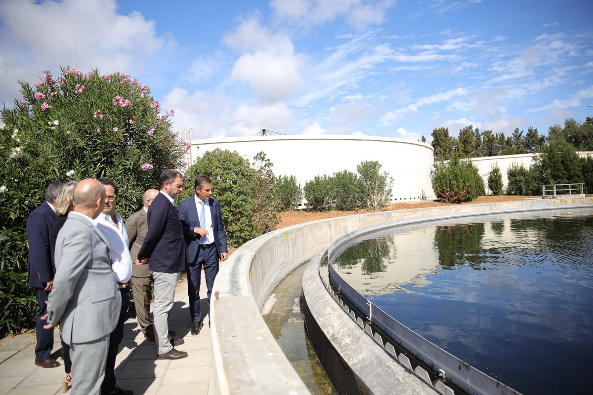 ambiente_pt's tweet photo. O #MAAC, Duarte Cordeiro, esteve esta tarde com o #SEAmb, Hugo Pires, na ETAR de Vilamoura. Foram apresentados investimentos do PRR, neste espaço e na ETAR da Quinta do Lago, no valor de quase 15 milhões de euros, em água para reutilização na rega de campos de golfe e jardins. https://t.co/nBrAQjA3Cj