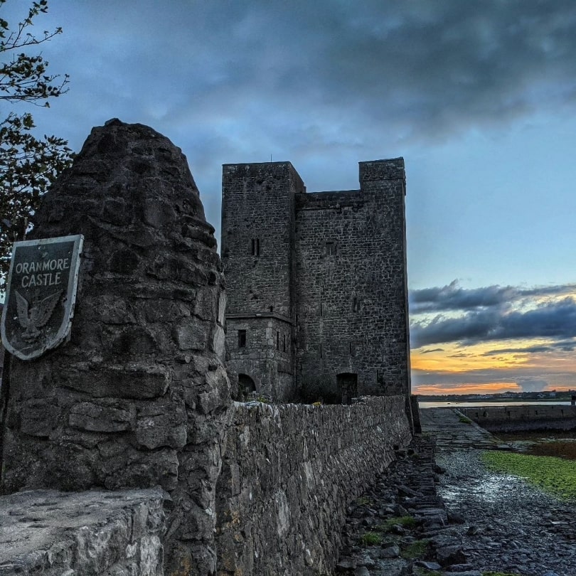 🎶 In Oranmore, in the County Galway, on one pleasant evening in the month of... 🎶 OK September & not May, but what a beautiful shot of Oranmore Castle to a stunning sunset sky! 🏰🌅😍💛 📸 IG/ frantasticallyfran_ #OranmoreCastle #Oranmore #Galway #Ireland #VisitGalway