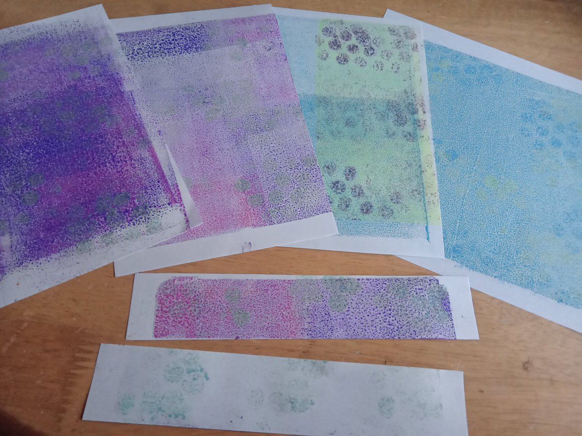 Day 32 of my #100dayproject2023 
Bubble wrap on the Gel Press. 
😍😍😍
#HandcraftedByMaxineB
#ExploringMixedMedia #Usewhatyouhave #Lovewhatyouhave