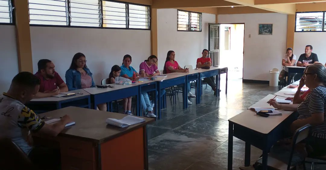PsuvOrgTa24's tweet photo. Reunión ordinaria EPM #McpioFcodeMiranda en debate de orientaciones emanadas por @PartidoPSUV #VamosConTodo #ChavezVive @NicolasMaduro @dcabellor @FreddyBernal @PSUVTachiraOfic @JorgeMenesesFFM https://t.co/8XHs1agzE3