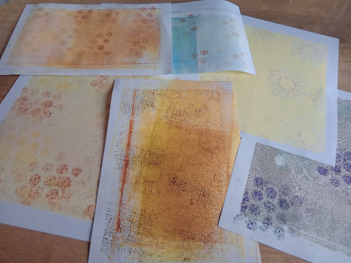 Day 33 of my #100dayproject2023 Day 3 of Craftember.
Bubble wrap in Autumn Colours on the Gel Press.
#HandcraftedByMaxineB
#ExploringMixedMedia #Usewhatyouhave #Lovewhatyouhave