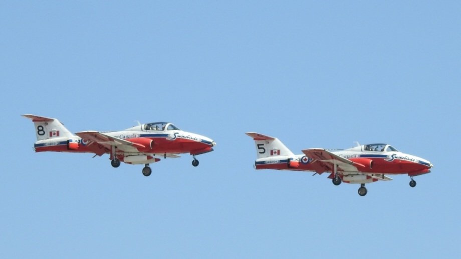veryboeing's tweet photo. RCAF Snowbirds #CT114 Tutors approaching Rwy 23 CYYZ https://t.co/DqQl96A2WA