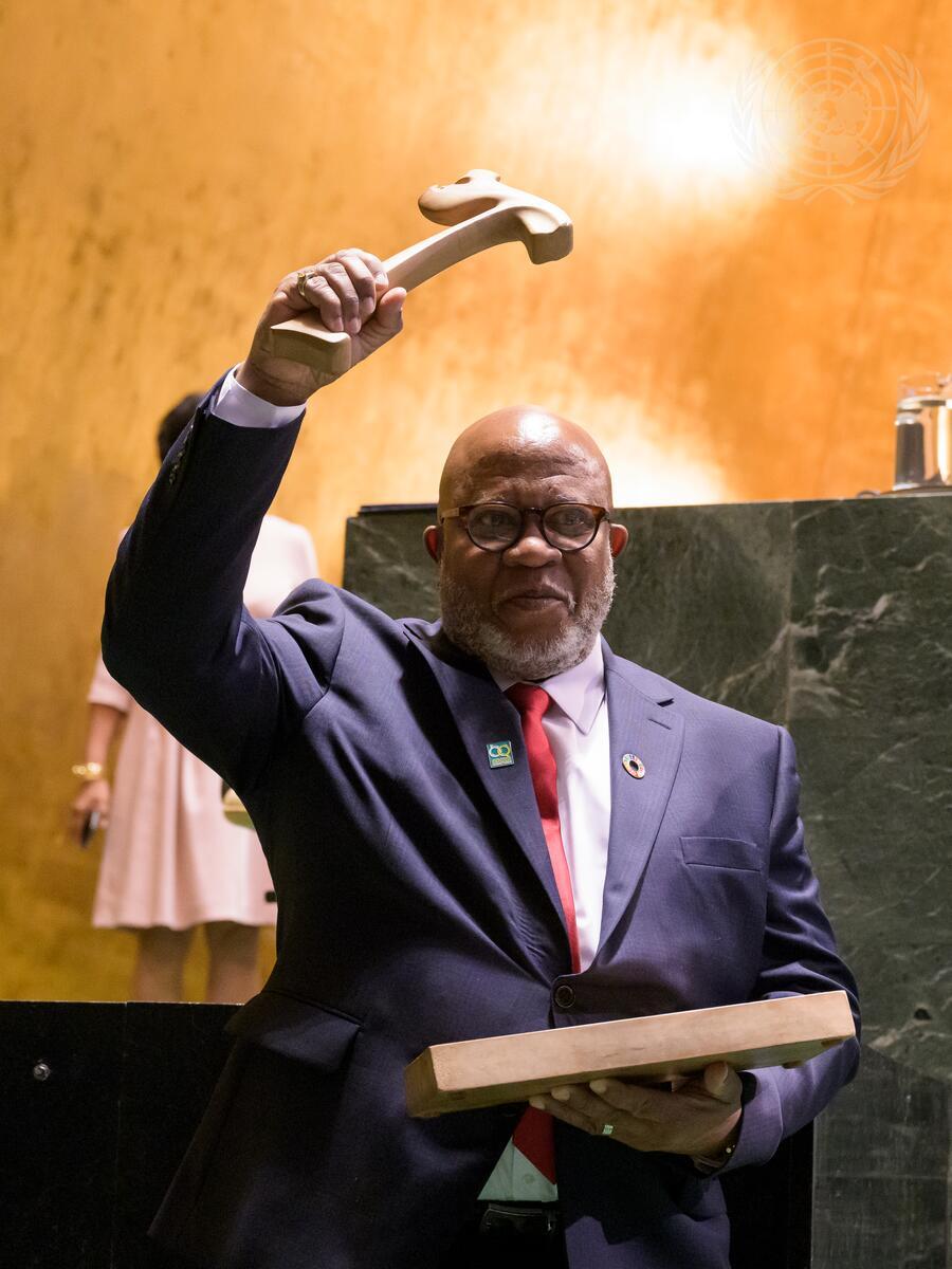CARICOMorg's tweet photo. Today, Dennis Francis 🇹🇹 was sworn in as President of the 78th Session of the UN General Assembly 🇺🇳. Mr Francis was elected in June and will hold the position for one year. 
Congratulations Mr. Francis 🎉🎆

Photos courtesy: @CaribbeanUN 
🇦🇬🇧🇸🇧🇧🇧🇿🇩🇲🇬🇩🇬🇾🇭🇹🇯🇲🇲🇸🇰🇳🇱🇨🇻🇨🇸🇷🇹🇹🇦🇮🇧🇲🇻🇬🇰🇾🇹🇨 https://t.co/Jb5q55X5eA
