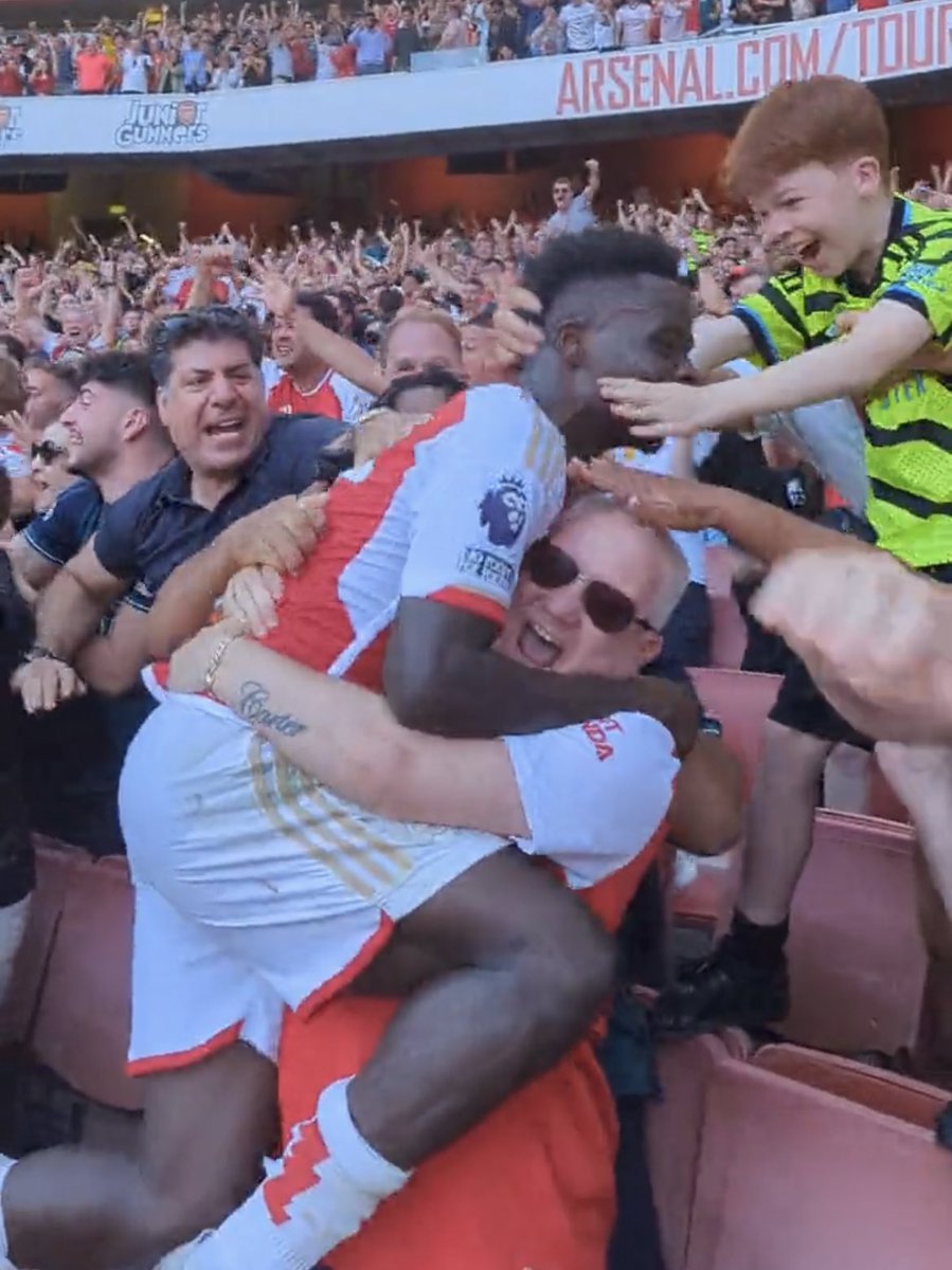 LogicFootball_'s tweet image. This is the hug you get when you tell your father you've won the lottery. 

Saka is loved by all. You can't fake nor buy this type of love.

#footballquotes #footballhumour