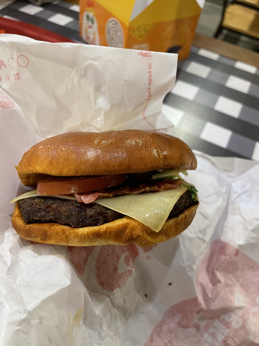 Fui ao Burger King, estava a espera do hambúrguer ser diferente da foto, o habitual.
Mas não estava a espera de ficar deprimido a olhar para pão molhado com carne torrada 😢