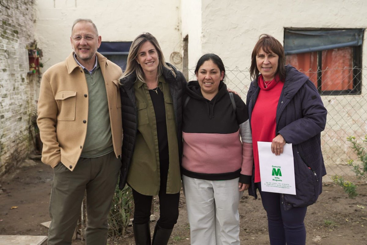 MCorach's tweet photo. Recorrimos Villa Mugueta, Bigand y Pueblo Muñoz, unas de las tantas localidades que transformamos con asfaltos, cordón cuneta, mejores espacios públicos, el plan Incluir, luminarias, puentes, móviles policiales y ambulancias. En fin, políticas que mejoran la calidad de vida. https://t.co/ELNvftVXMy