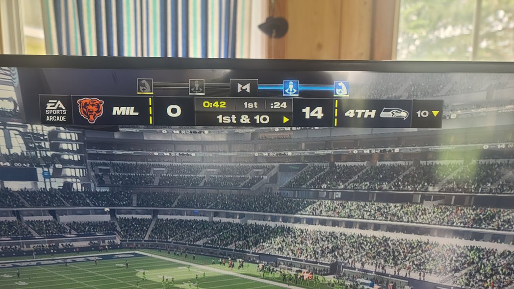 CadenSheeks's tweet image. #AnotherProblem @EAMaddenNFL @EASPORTS_MUT A punted ball blown dead at the 16 yard line, but spotted at the 10 YARD LINE to begin Offensive Series! I'm glad y'all spent all the time on that Catalog though! @Zirksee