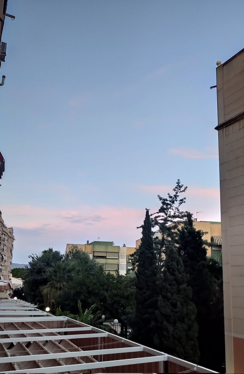 RaquelVillenaG's tweet photo. Llevo tanto tiempo saliendo tarde de trabajar, que hoy, que he salido de día, me he sentido hasta rara...
Ver el cielo me ha dado paz 💗 https://t.co/zpzVDGhvzc